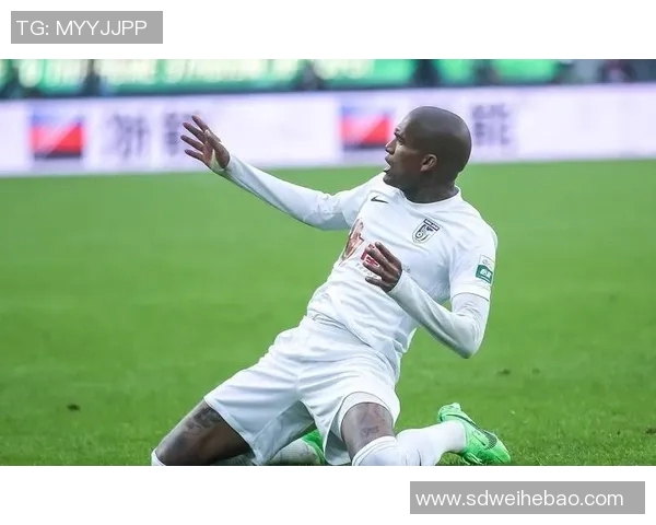 足球三人滑跪庆祝瞬间展现激情和团队默契球场上的荣耀与欢庆